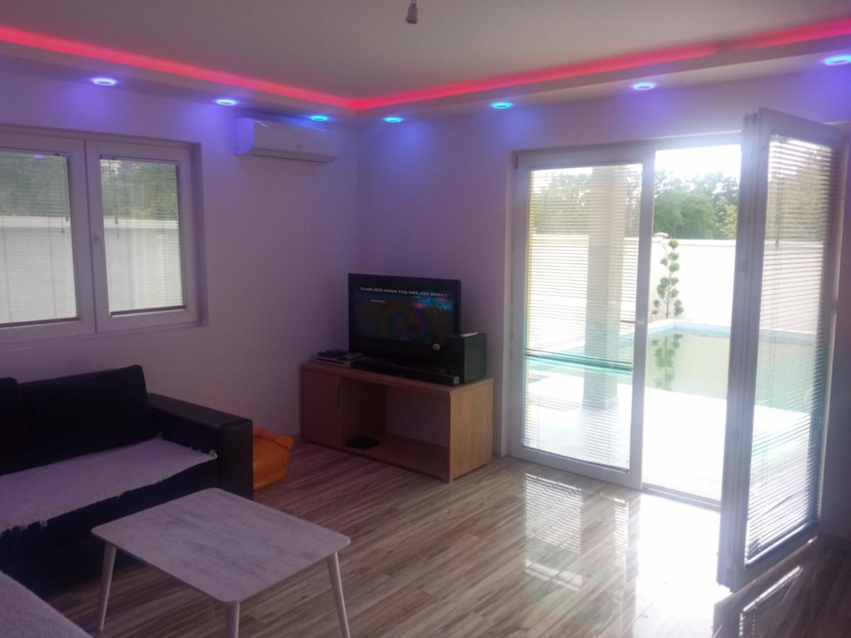 فيلا House With Pool - Mitrovic تْشيرسيك نوفي المظهر الخارجي الصورة